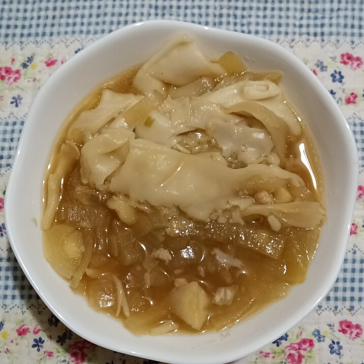 玉ねぎと舞茸と餃子のスープ★
